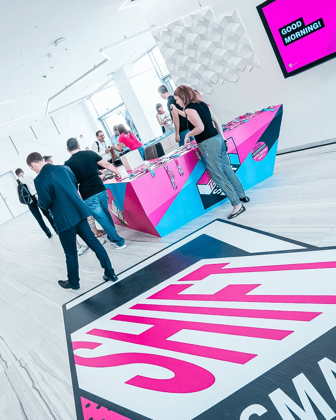 Telekom SHIFT event branding vizuális rendszer a nemzetközi rendezvényhez