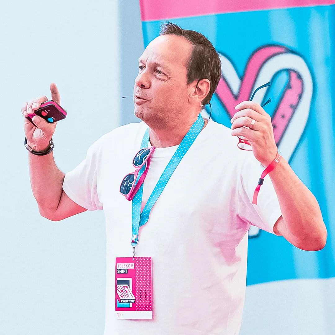 Telekom SHIFT mobilapplikáció, event branding és előadói jelenet a nemzetközi rendezvényen