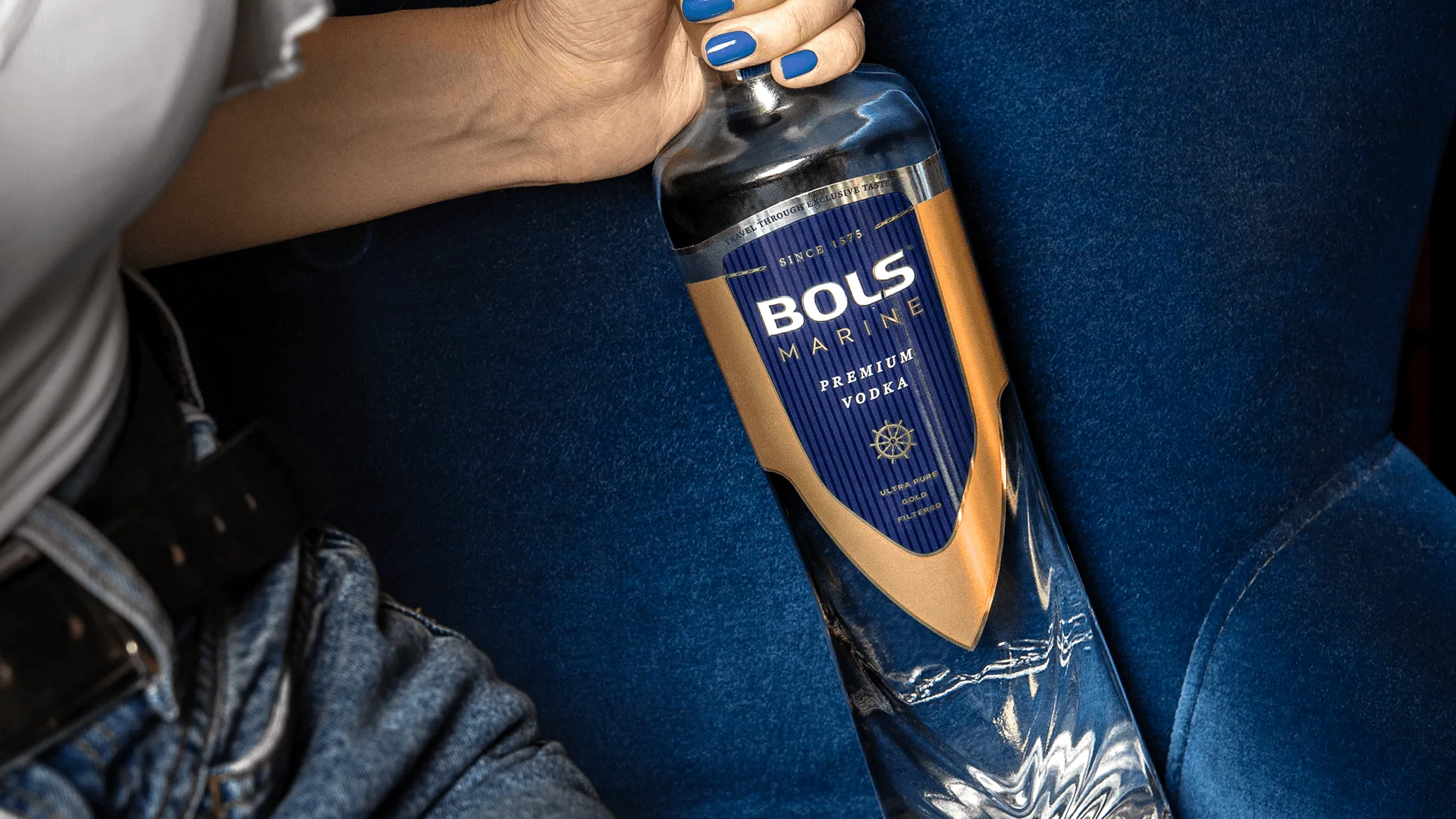 Bols egy női kézben