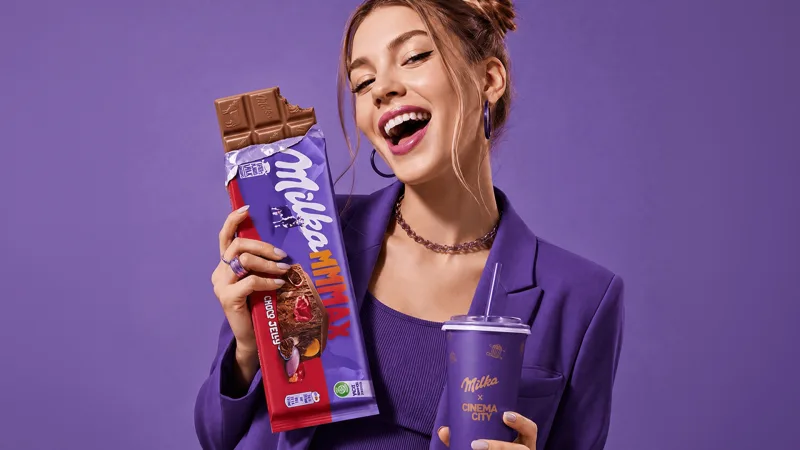 Egy lány egy tábla Milka csokival
