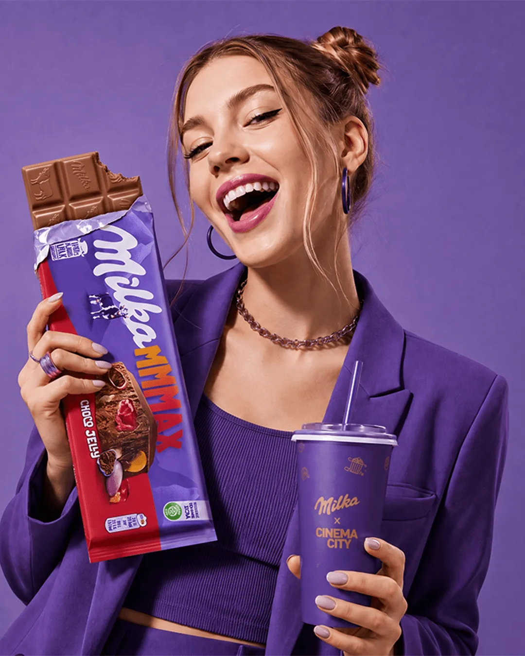 Egy lány egy tábla Milka csokival