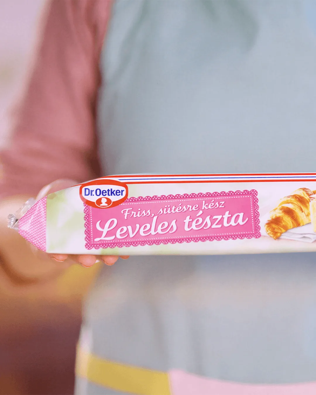 Leveles tészta a kézben.